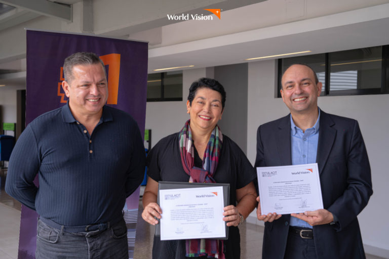 ULACIT y World Vision firman convenio para que estudiantes realicen TCUs y pasarías en apoyo a la organización