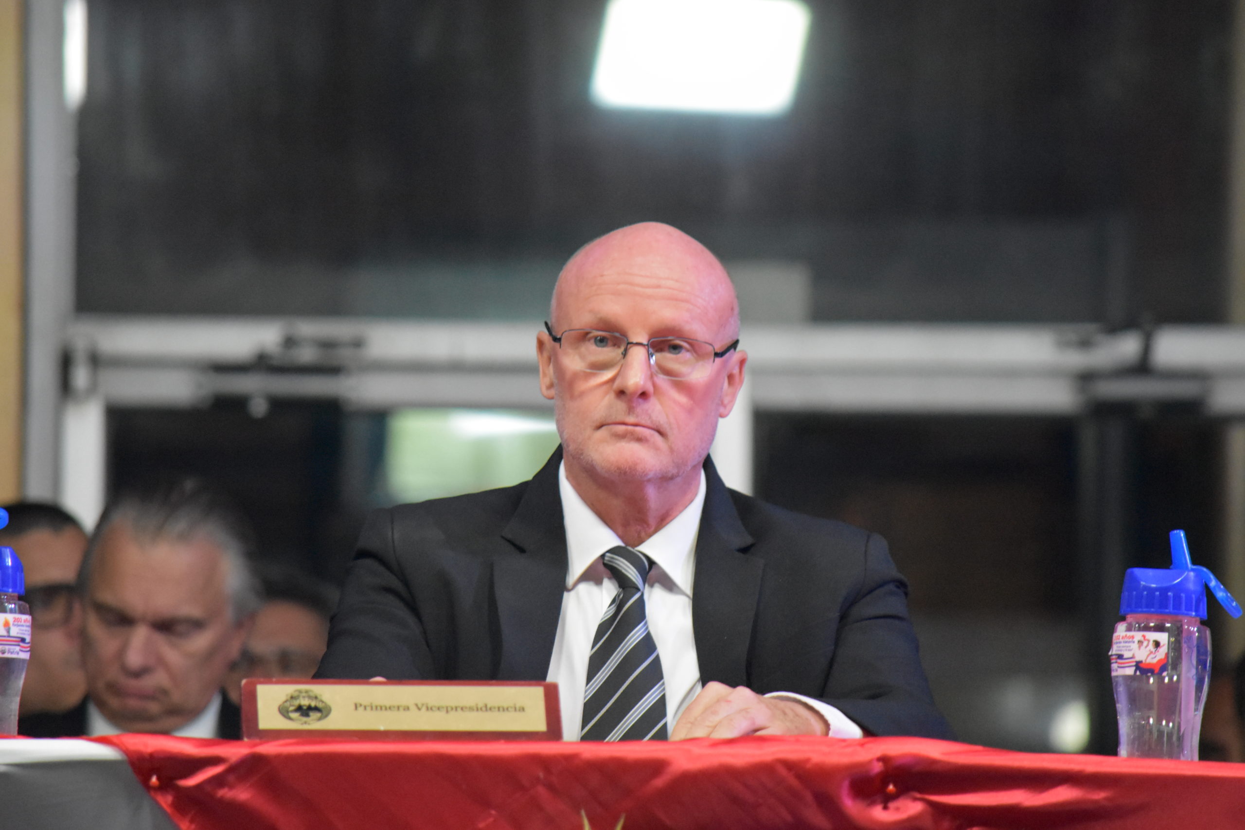 Imagen principal del artículo: Ejecutivo alerta por suplantación de identidad del vicepresidente Stephan Brunner a través de cuentas de WhatsApp