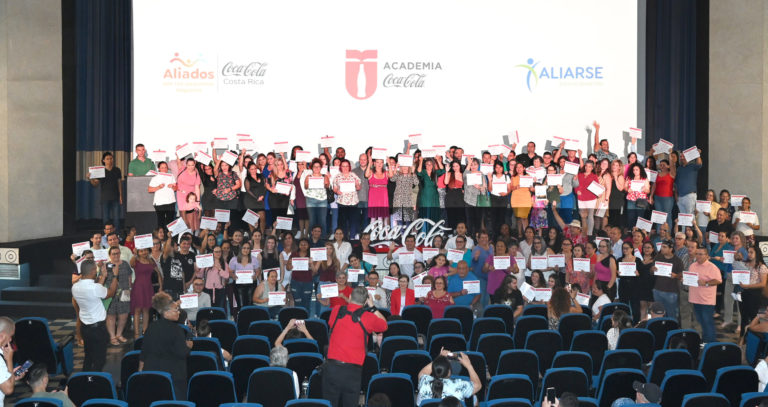 Academia Coca-Cola gradúa a mil pequeños empresarios del país en programa de capacitación de negocios