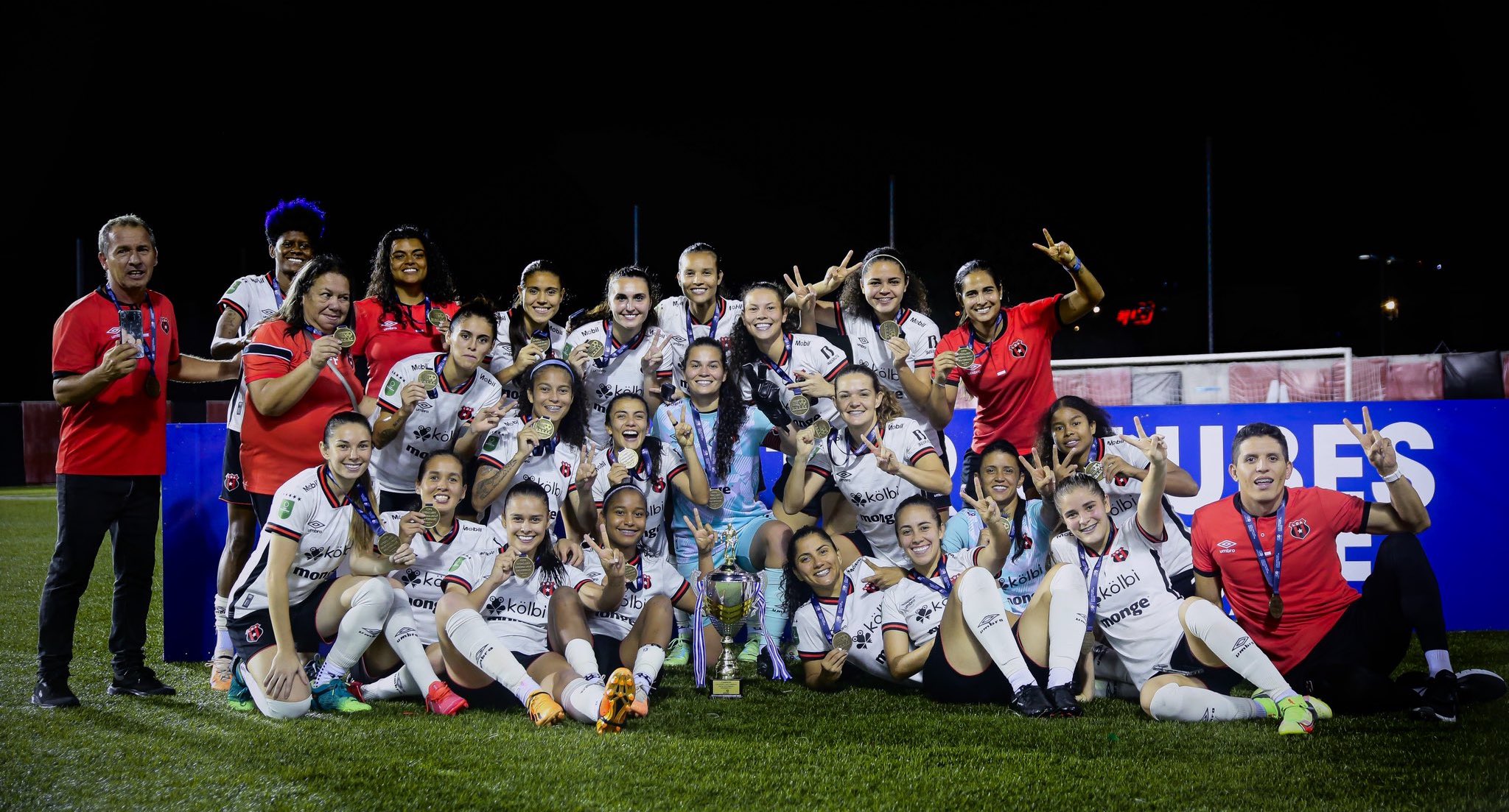 Imagen principal del artículo: Equipo femenino de Liga Deportiva Alajuelense se corona bicampeón de Centroamérica