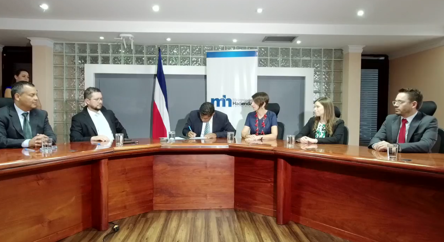 Imagen principal del artículo: Firman contrato con empresa española para "primer eslabón" de proyecto Hacienda Digital