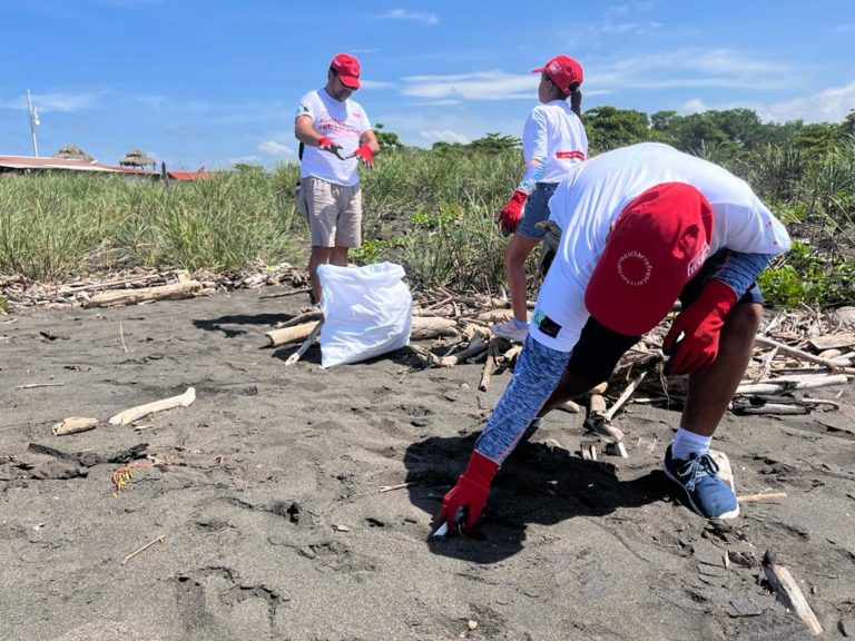 Trabajadores del Sistema Coca-Cola sacan 700 kilos de basura de la playa en jornada de voluntariado