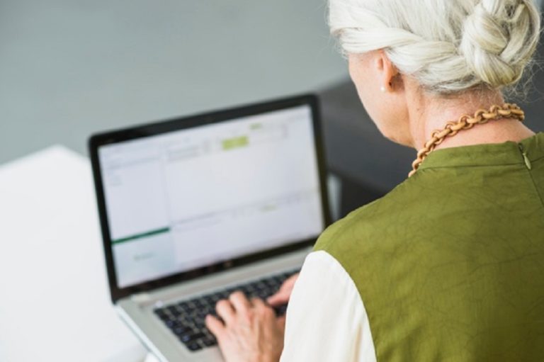 Coopenae brinda consejos financieros para personas adultas mayores