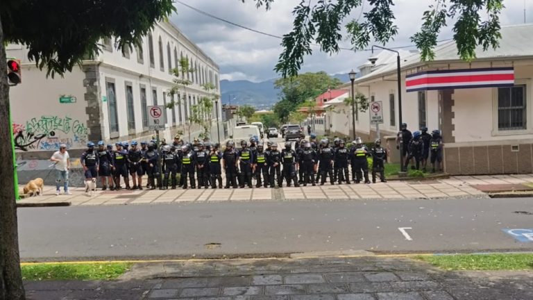Sala IV condena al Estado por arresto ilegítimo durante protesta feminista afuera del Congreso