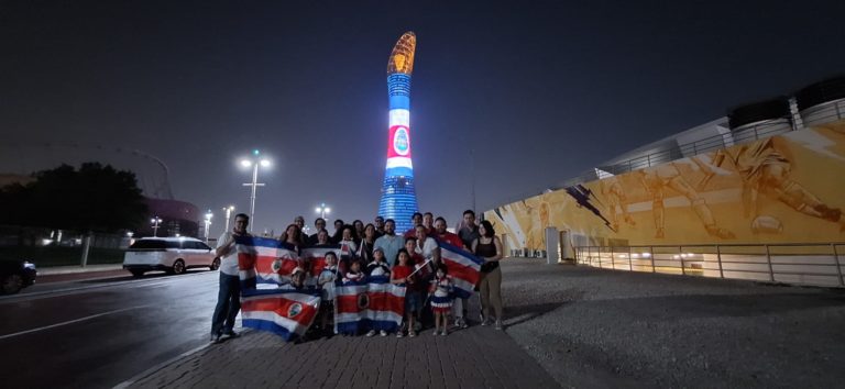 Qatar celebra la independencia de Costa Rica con la bandera en el hotel The Torch