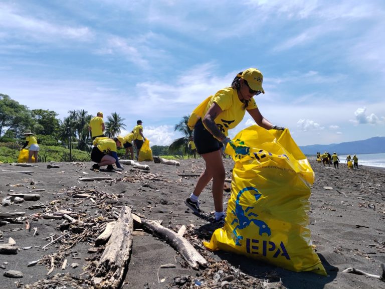 85 voluntarios de EPA recogieron más de 550 kilogramos de Playa Guacalillo