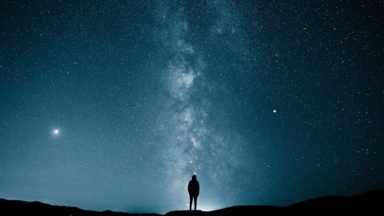 Economía finita en un universo de apariencia infinita
