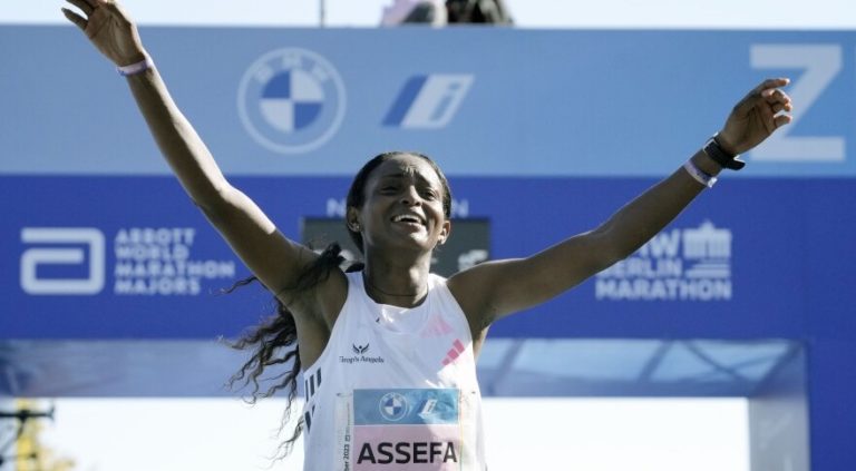 La etíope Tigist Assefa pulveriza el récord mundial de maratón en Berlín