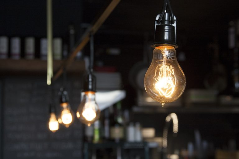 Tarifas de electricidad bajarán a partir del 1 de octubre