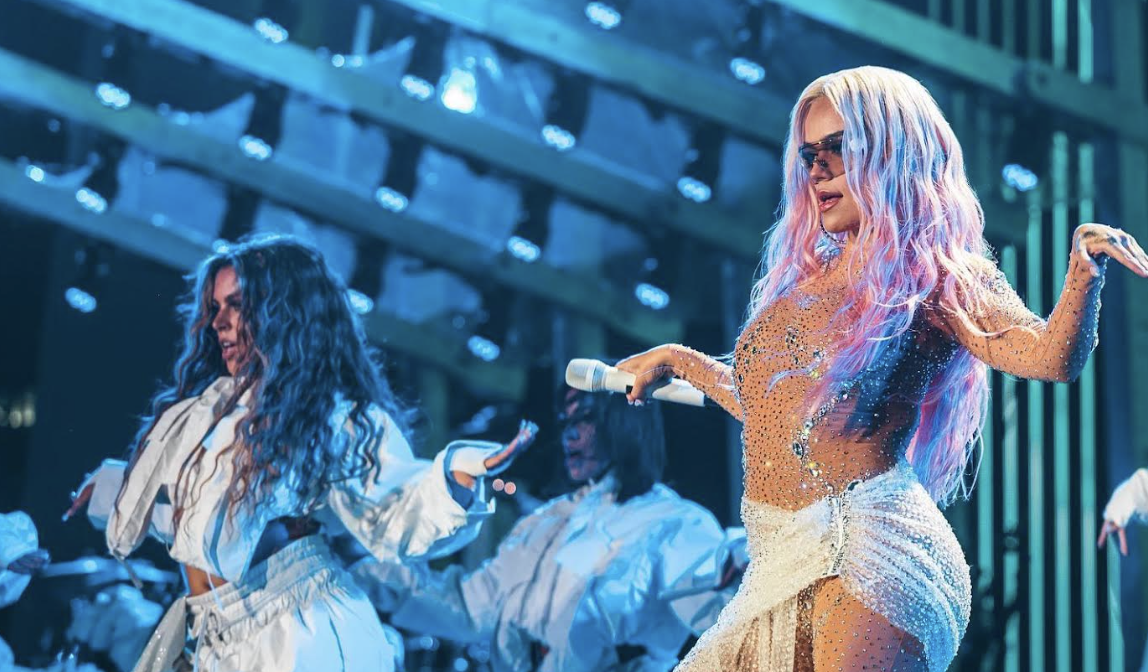 Imagen principal del artículo: Karol G luce vestuario de diseñador tico en su gira por Estados Unidos