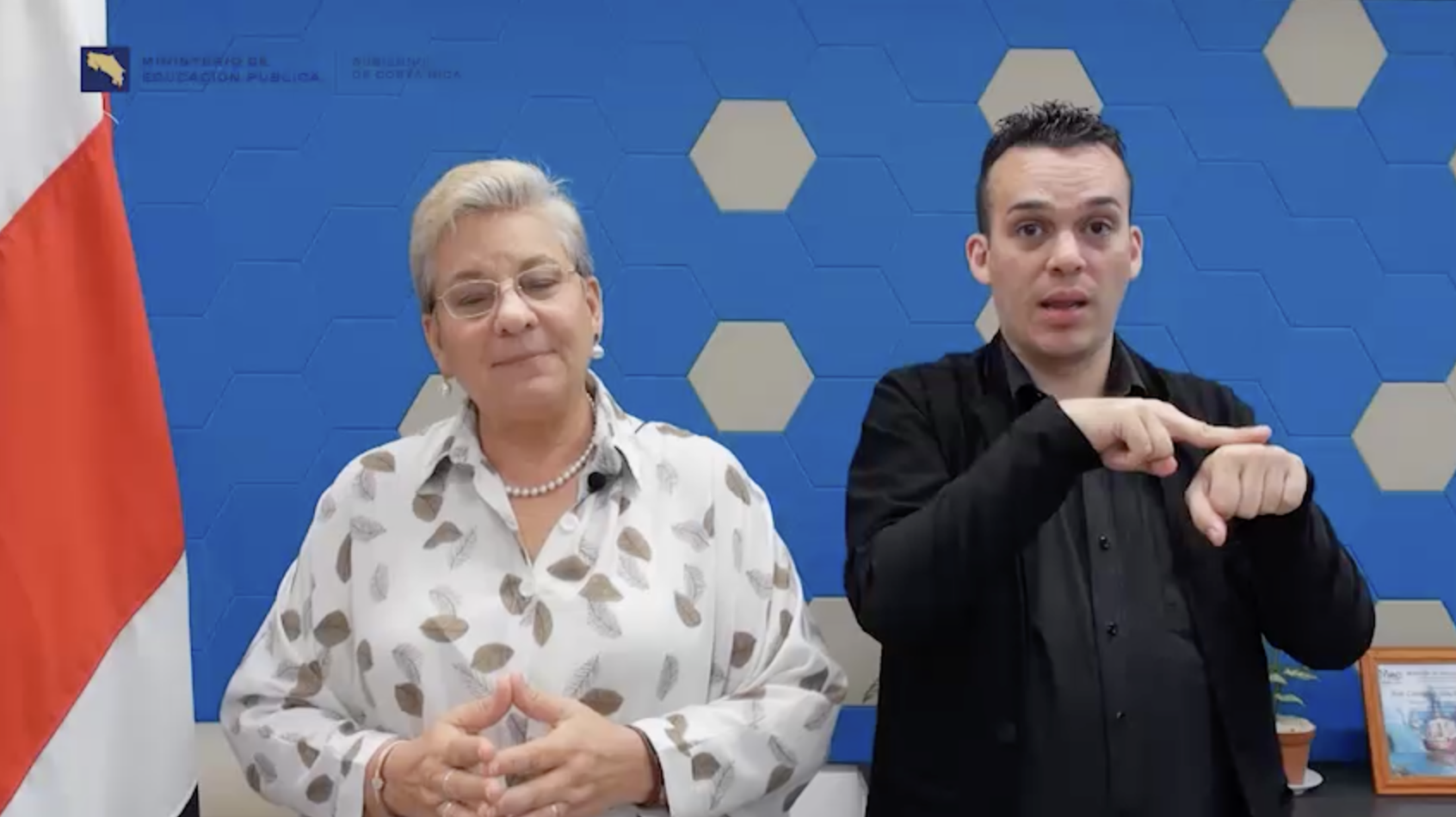 Imagen principal del artículo: Población sorda se manifiesta contra cierre de programa especializado, mientras ministra defiende la medida