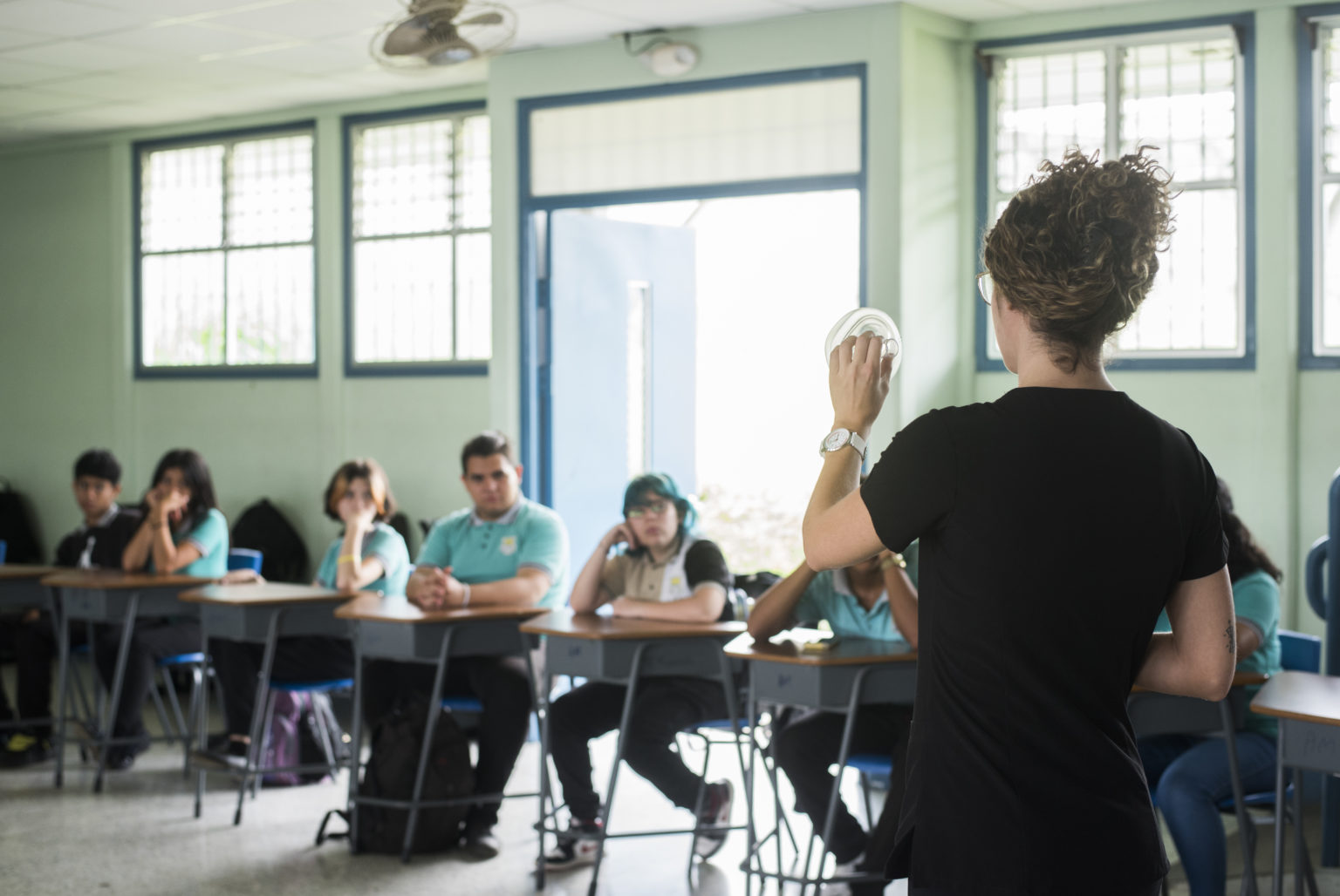 Imagen principal del artículo: Estudiantes frenan ola de violencia con medidas preventivas y comunitarias