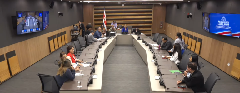 Comisión dictamina proyecto para que las familias decidan el orden de sus apellidos