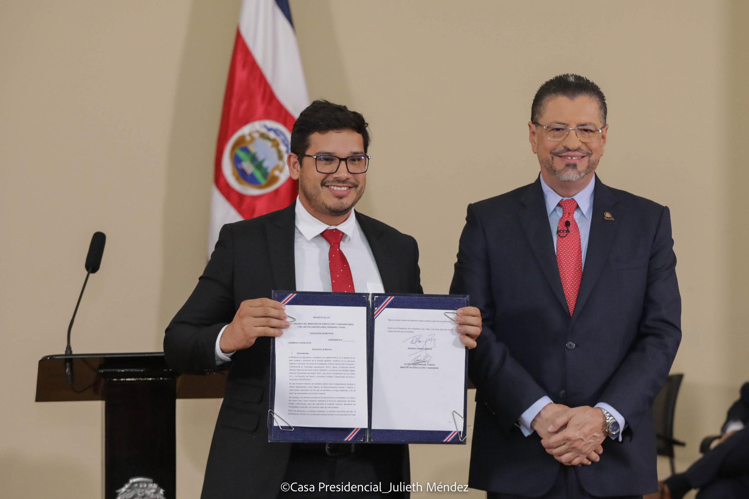 Imagen principal del artículo: Ministro de Agricultura en contra de prohibir el plaguicida clorotalonil pese a orden de la Sala IV