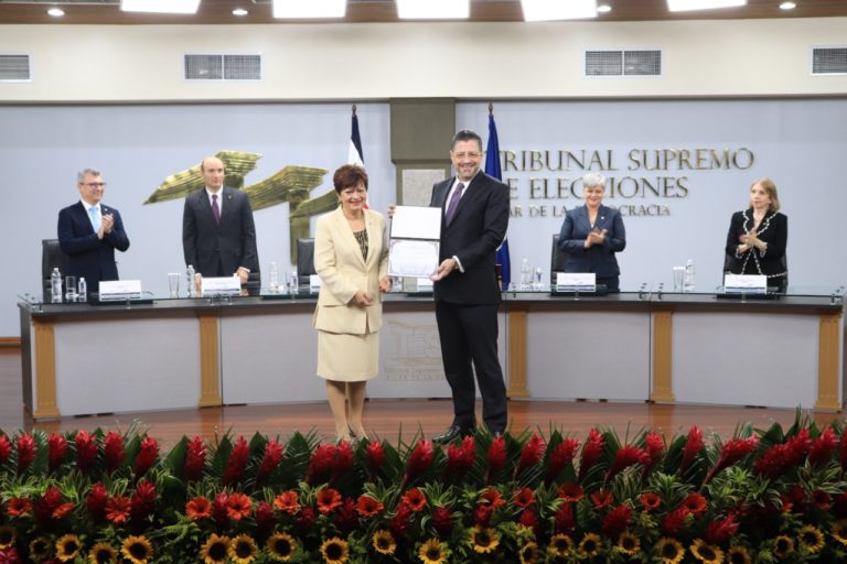 13 aspirantes a la presidencia respaldan al TSE ante ataques de Rodrigo Chaves