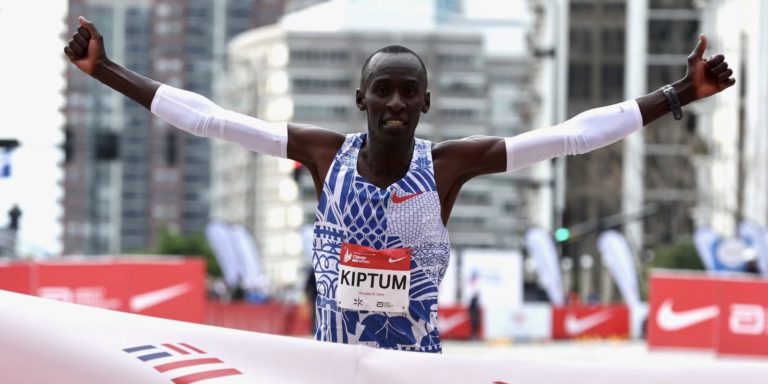 Atleta keniano Kelvin Kiptum destrozó el récord mundial de maratón en Chicago