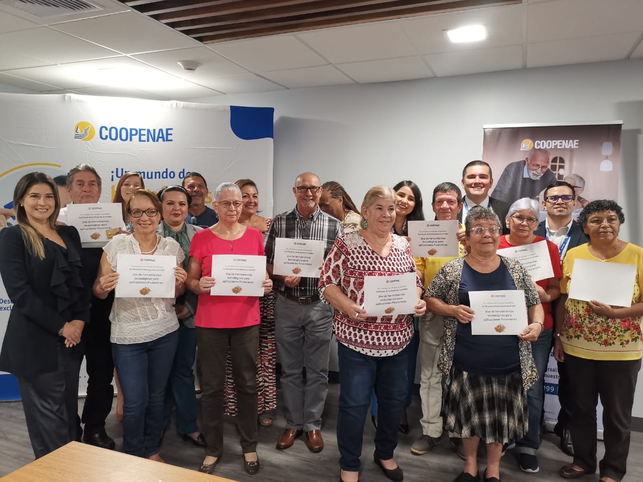 Imagen principal del artículo: Coopenae capacitará a 350 adultos mayores en uso de nueva tarjeta de débito y tecnologías financieras