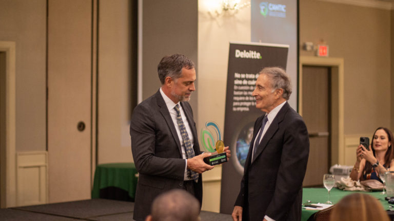 Premios Costa Rica Verde e Inteligente 2023 reconocieron a Ecoins y a Guy de Téramond