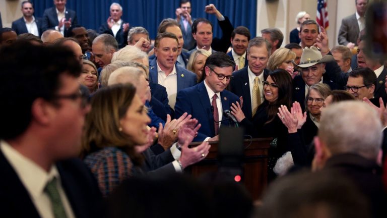 Mike Johnson consigue el apoyo de los republicanos más extremistas y es nombrado presidente del Congreso
