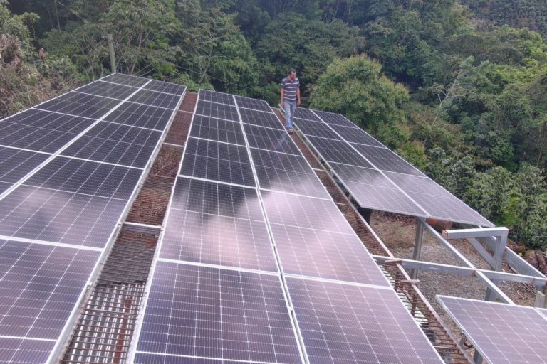 Defensoría llama a usuarios a participar en audiencia de Aresep sobre generación eléctrica por paneles solares