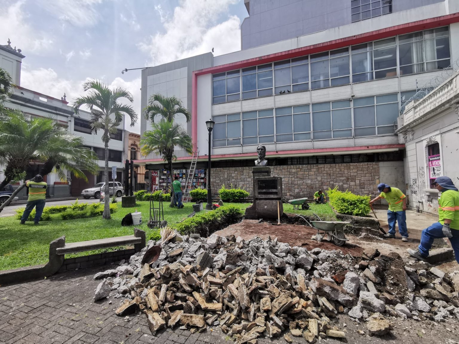 Imagen principal del artículo: Artistas de Italia, Francia y España remodelan 3 áreas verdes en San José