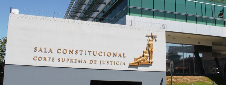 En democracia, disentir de una sentencia es legítimo, pero desobedecerla o promover su incumplimiento no lo es