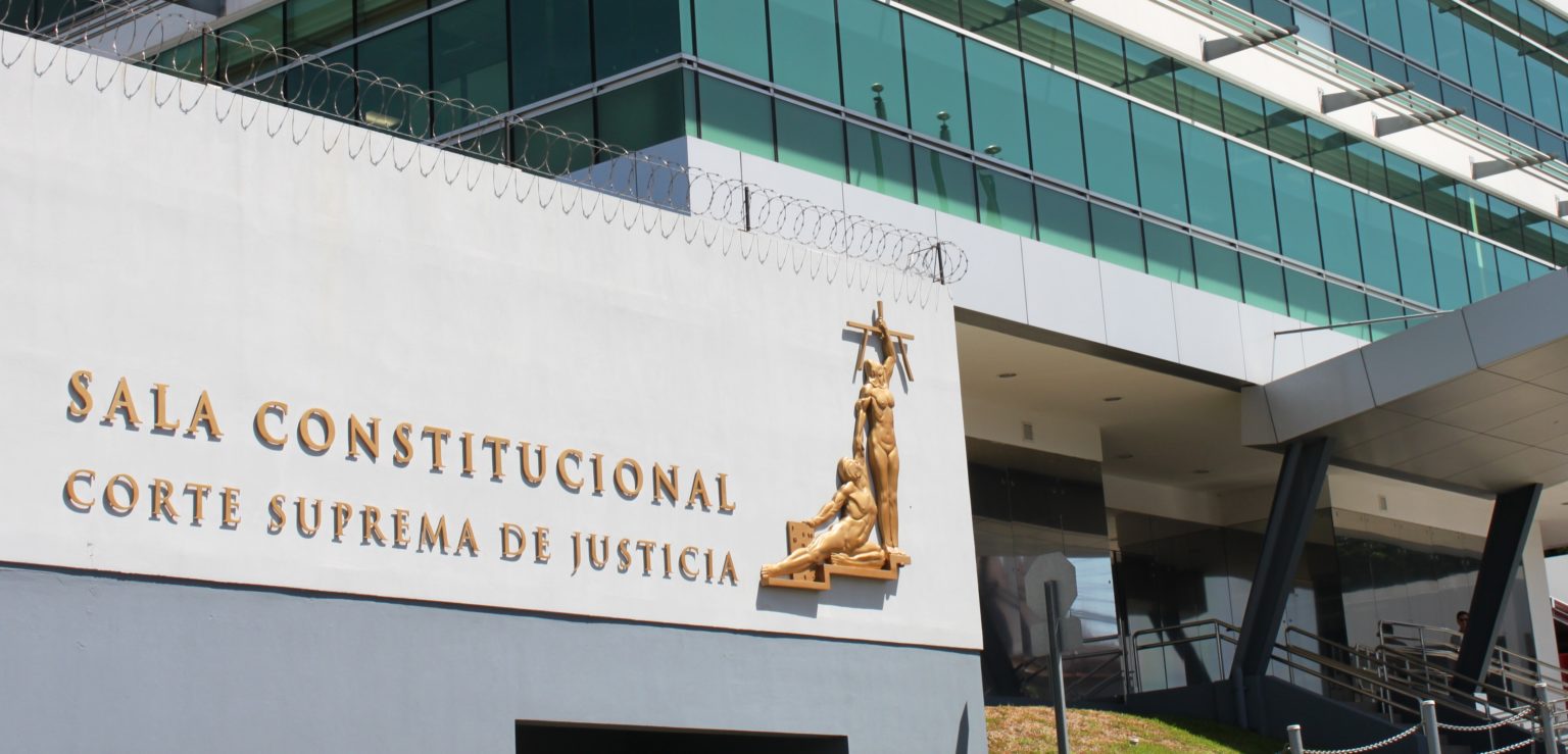Imagen principal del artículo: Sala IV extiende beneficio de licencia de paternidad a madres no gestantes en parejas homoparentales