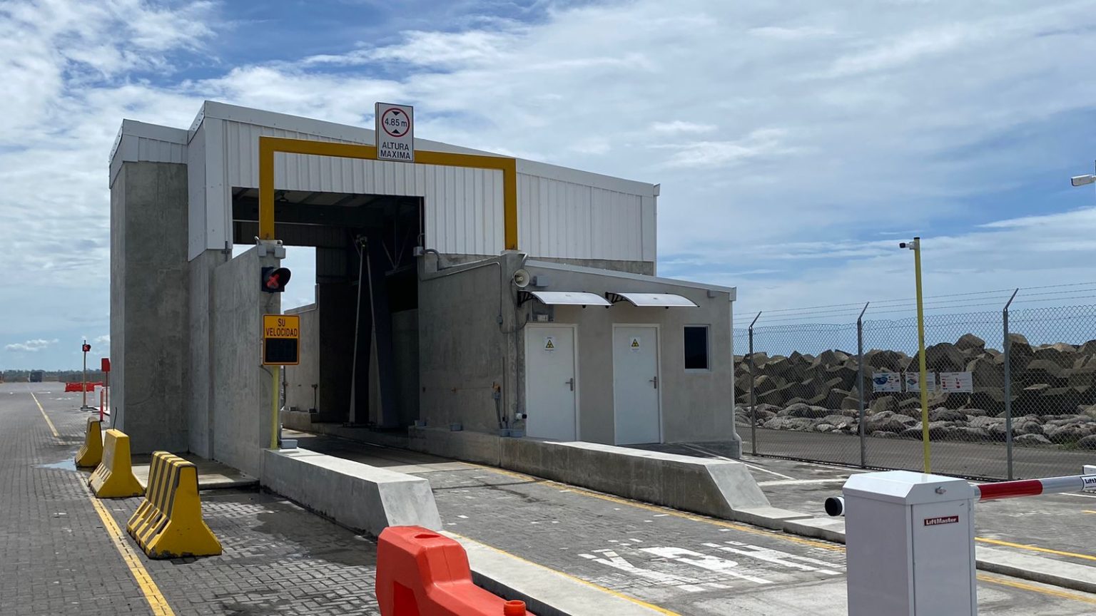 Imagen principal del artículo: Seguridad justifica que cocaína decomisada en Europa salió de Moín por escáner "que presentaba problemas"