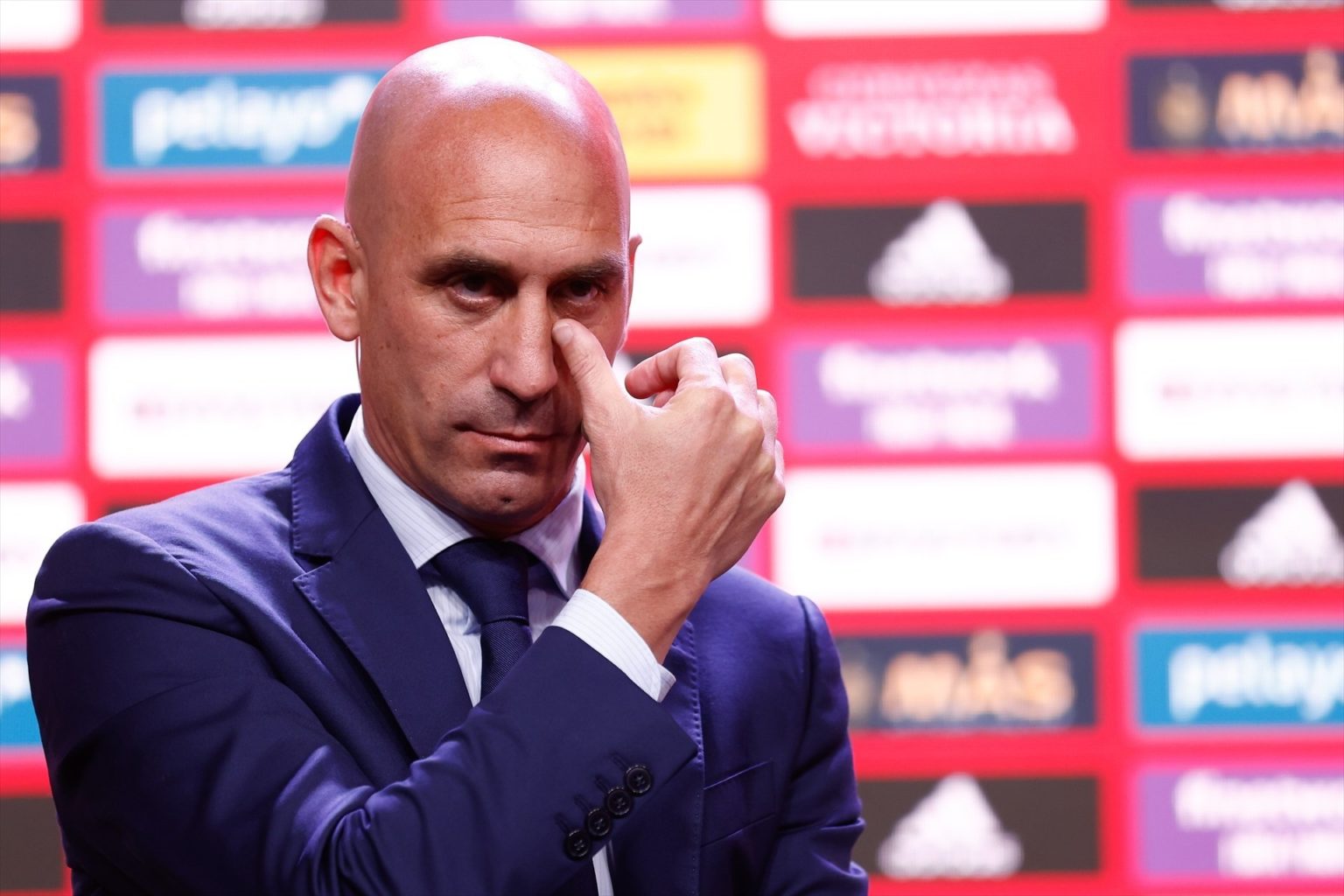 Imagen principal del artículo: Expresidente de federación española, Luis Rubiales, inhabilitado por 3 años por la FIFA
