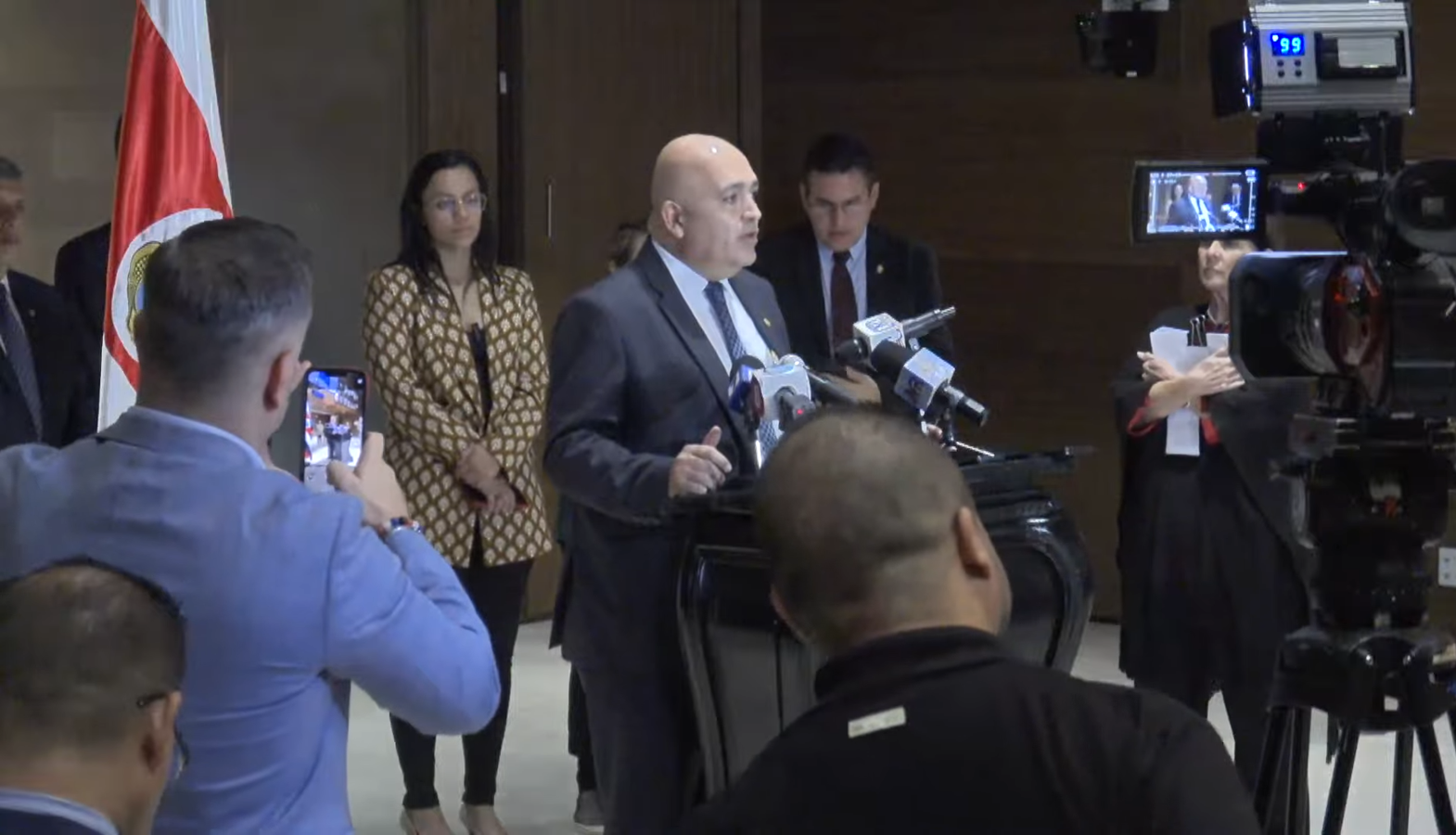 Imagen principal del artículo: Oposición pide al presidente Chaves no renunciar a sus responsabilidades constitucionales