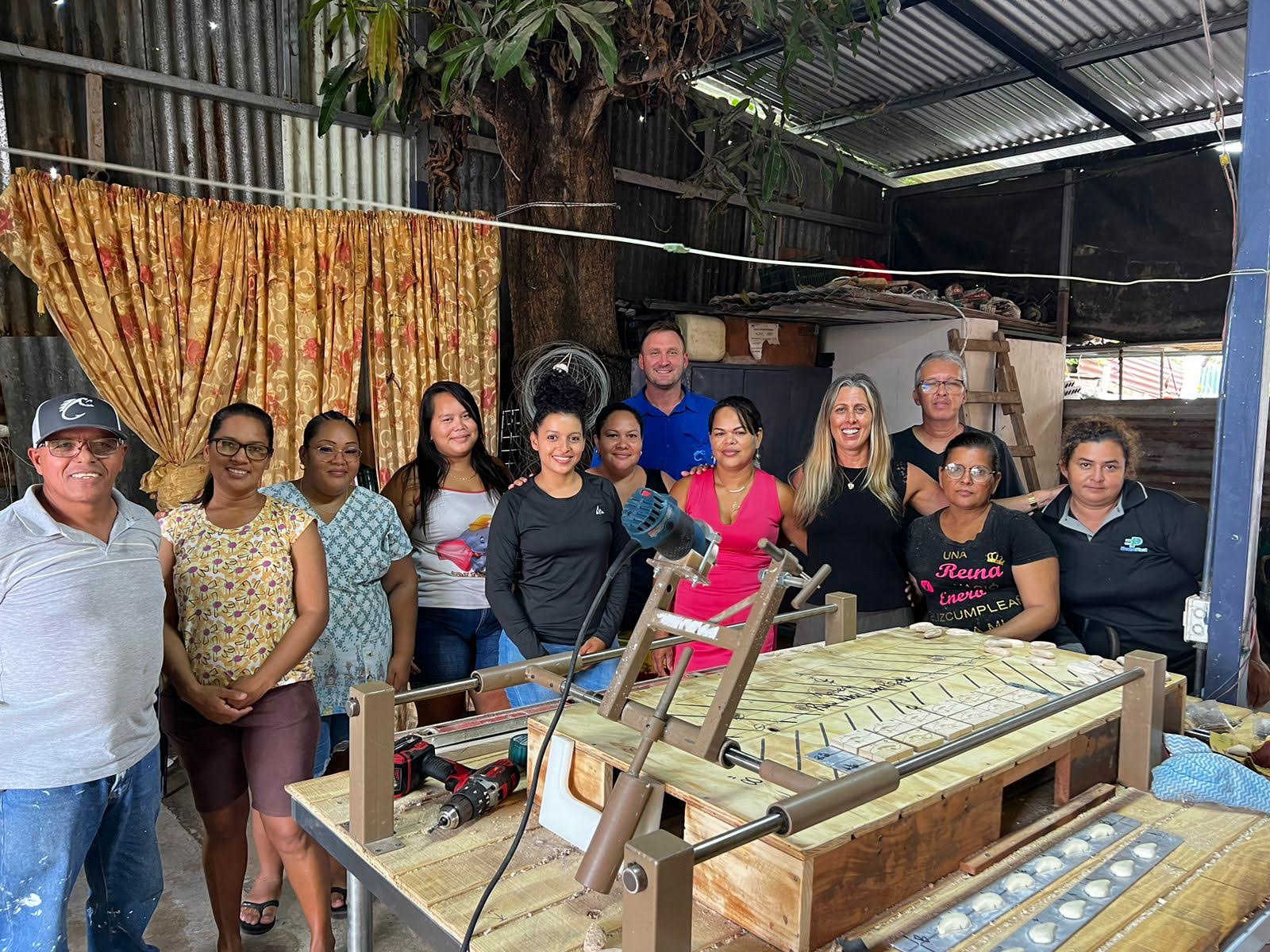 Imagen principal del artículo: Mujeres emprendedoras de Puntarenas exportan por primera vez señuelos artesanales