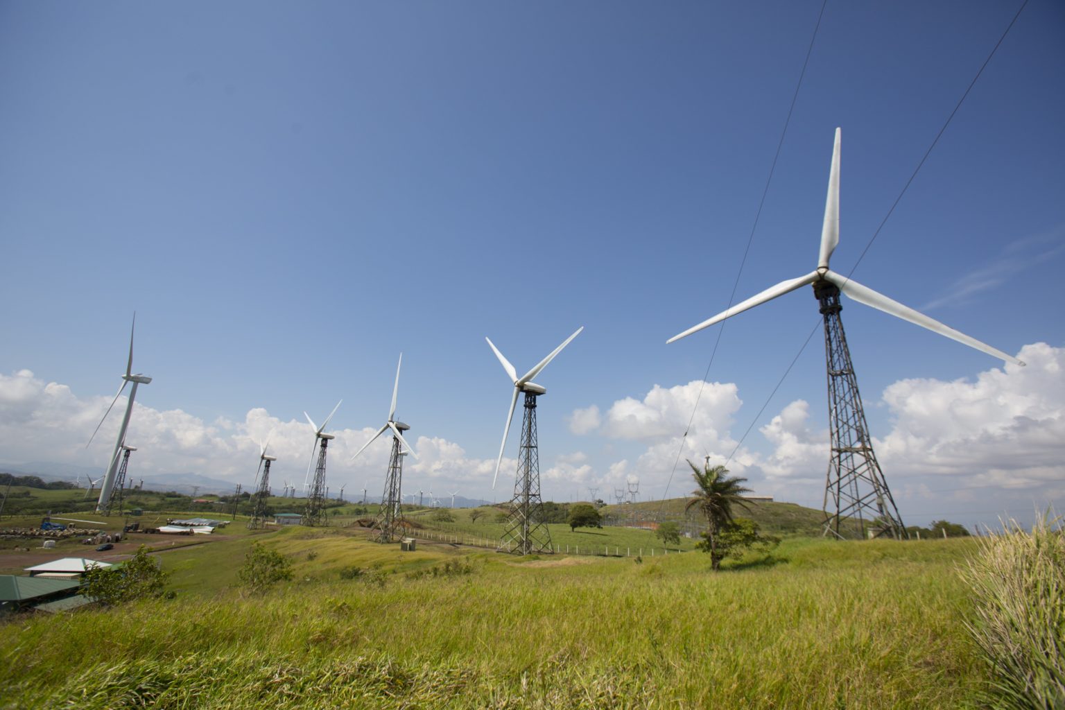 Imagen principal del artículo: Primer parque eólico de América Latina reinicia operaciones en Tilarán