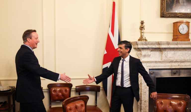 Primer ministro de Reino Unido mueve fichas en su gabinete   