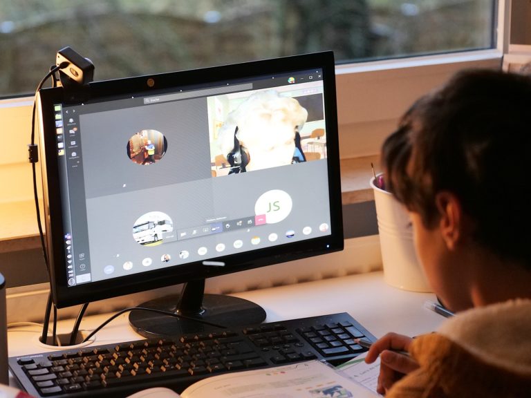 Presentan guía contra el grooming para proteger menores de edad