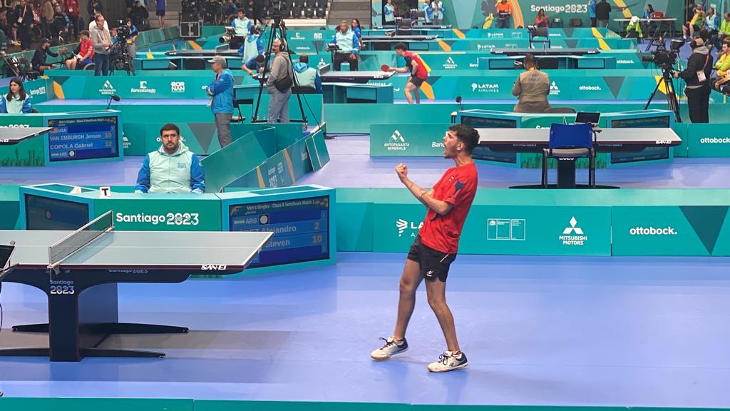 Imagen principal del artículo: Paratenista de mesa Steven Román gana medalla de plata en los Juegos Parapanamericanos de Santiago 2023