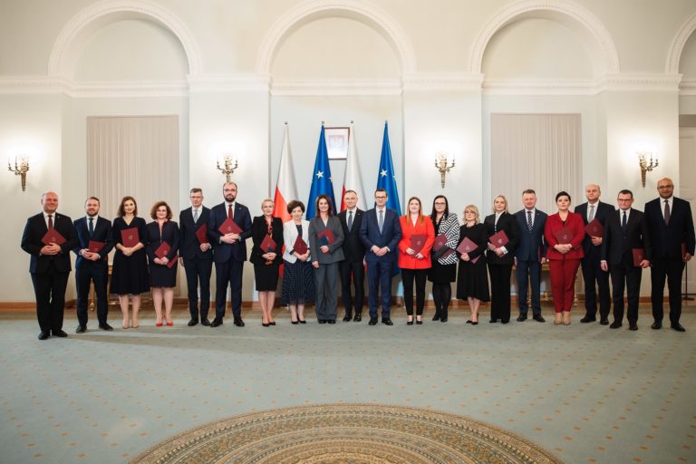 Partido ultra-conservador polaco asume el gobierno sin los votos necesarios para ser ratificado