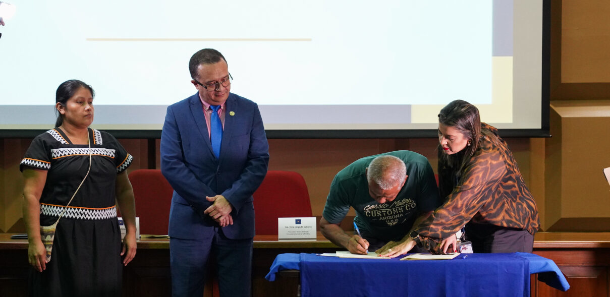 Imagen principal del artículo: Gobierno destina 365 millones de colones a ocupante de territorio indígena y concreta la primera indemnización