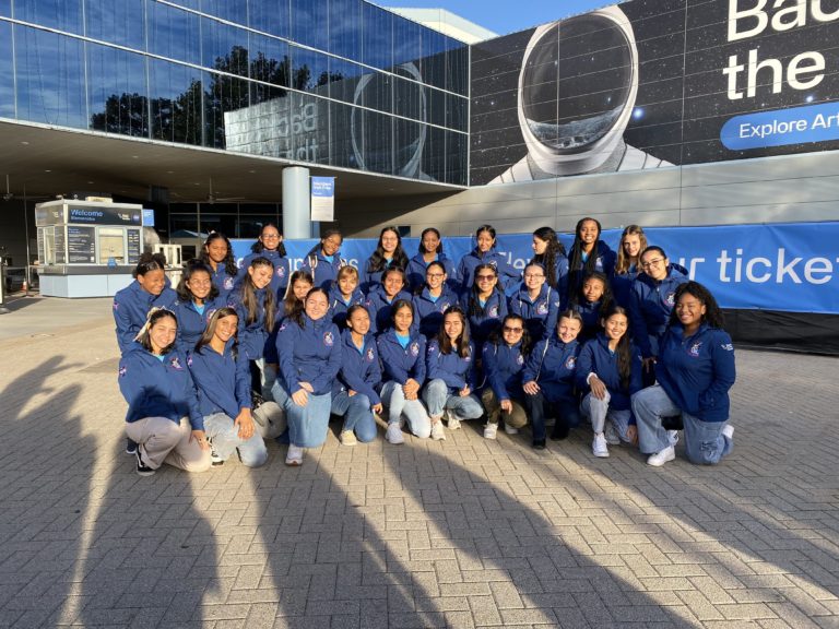 “Ella es Astronauta” cumple el sueño de 10 niñas costarricenses y las lleva a visitar la NASA