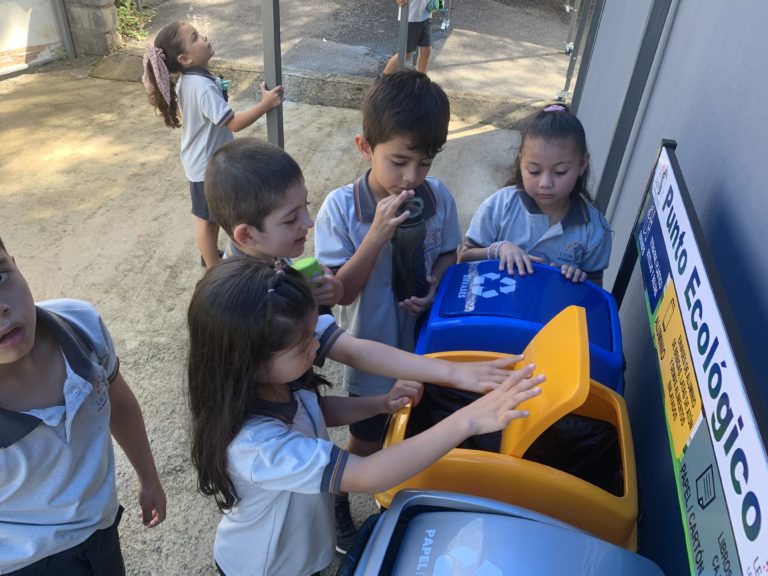 Tres centros educativos ganaron premio por su compromiso con el medioambiente