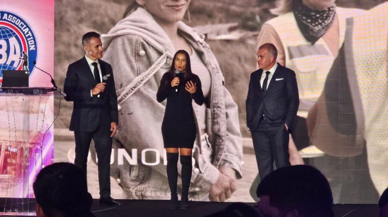 Boxeadora tica Yokasta Valle recibe reconocimiento de la Asociación Mundial de Boxeo