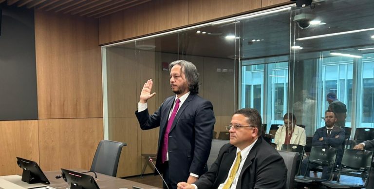 Barrantes ni se despeina, pero deja un par de minas en el camino