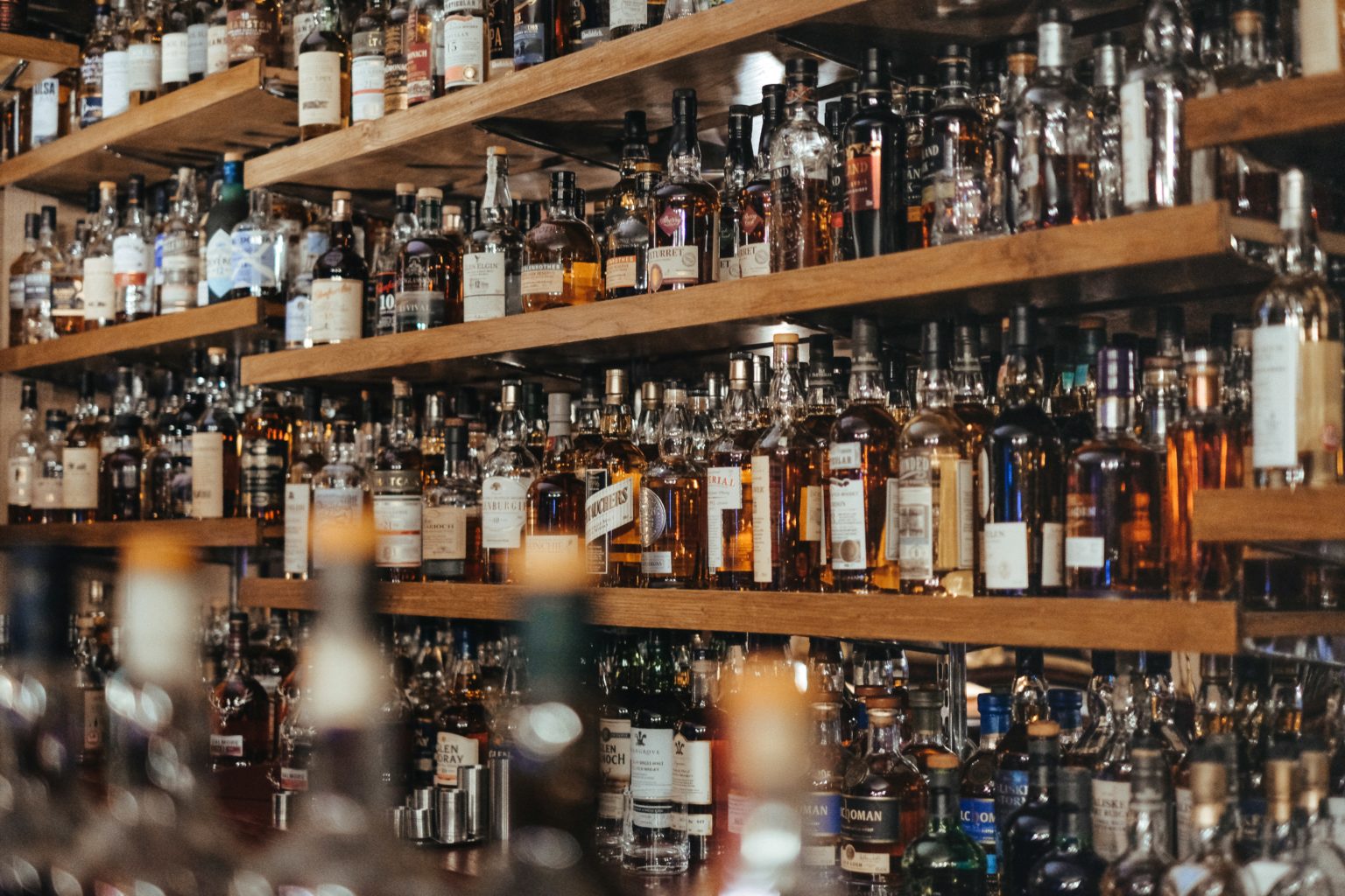 Imagen principal del artículo: La OMS llama a los países a aumentar los impuestos al alcohol y las bebidas azucaradas