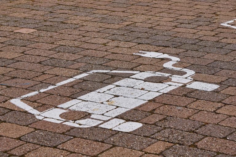 Vehículos eléctricos vs. vehículos a combustión interna: Evolución inevitable, pero…