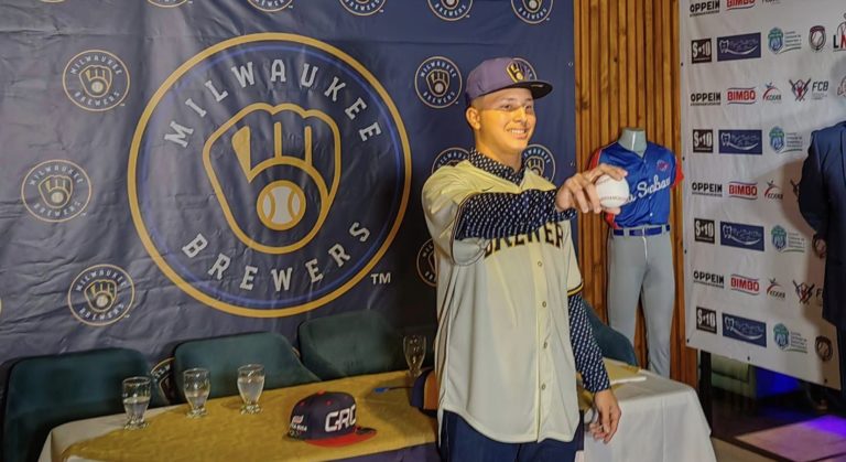 Los Cerveceros de Milwaukee presentaron al beisbolista tico Ángel González