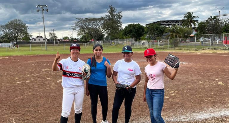 Voluntaria japonesa trabaja en Costa Rica para crear la primera liga femenina de béisbol
