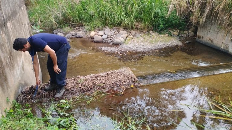 Frente Amplio y sindicato denuncian desfinanciamiento de programa para limpiar ríos contaminados 