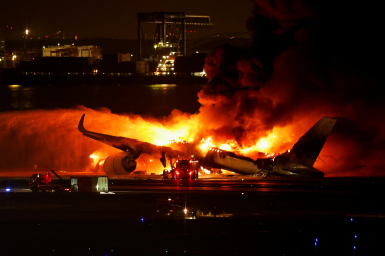 Choque de aviones en aeropuerto de Tokio deja cinco muertos y 15 heridos