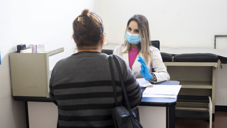 ACNUR y CCSS renuevan convenio para dar seguro a personas en condiciones migratorias vulnerables