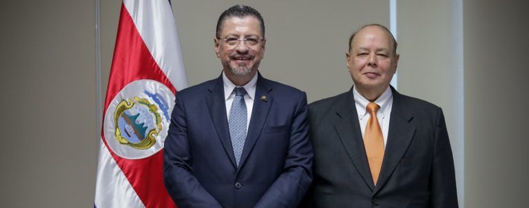 Presidente del AyA deja su cargo en medio de crisis de agua contaminada