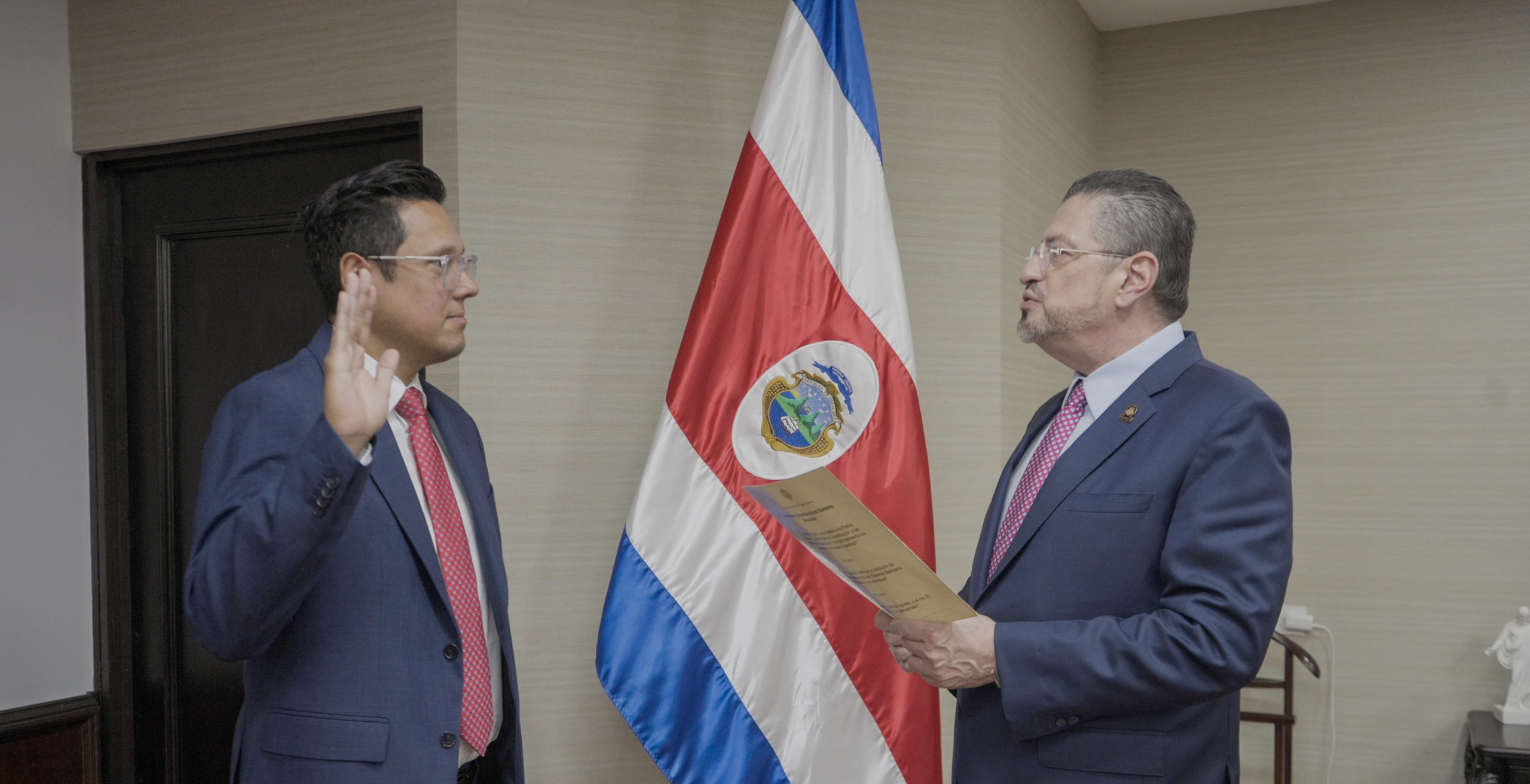 Imagen principal del artículo: Cae presidente del AyA, Ejecutivo y Legislativo se toman un café